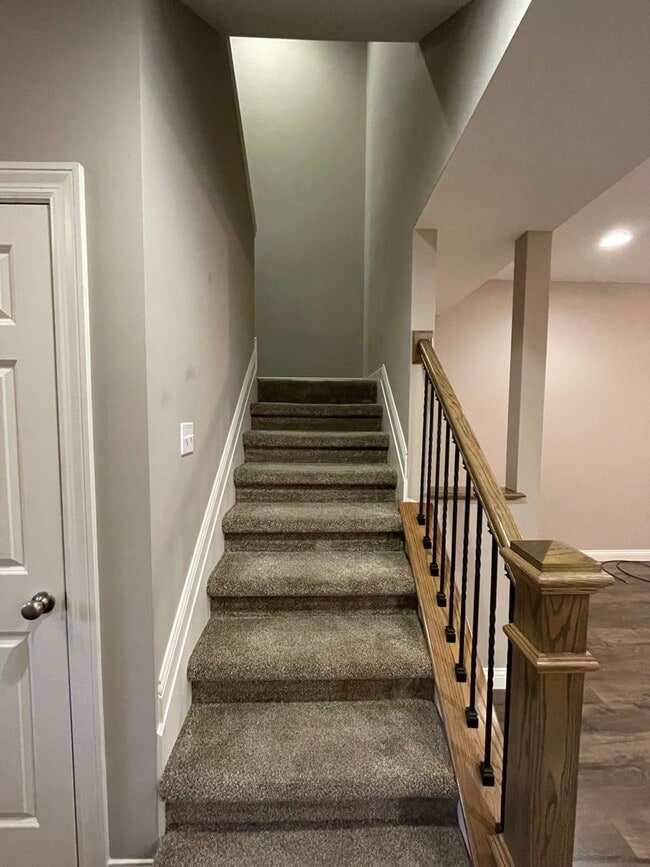 Building Photo - Custom Built 3 bed 2.5 bath Home Nestled A...