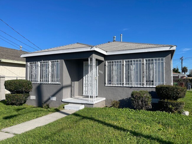 Single Family Home, Corner lot with nice f... - 901 W Maple St Compton
