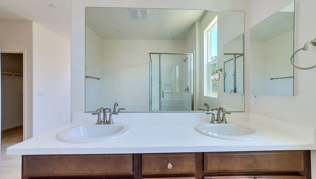 Building Photo - Spacious 4-Bedroom Home with Private Yard ...