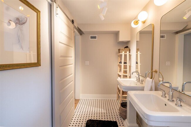 Building Photo - 505 Lbj Dr