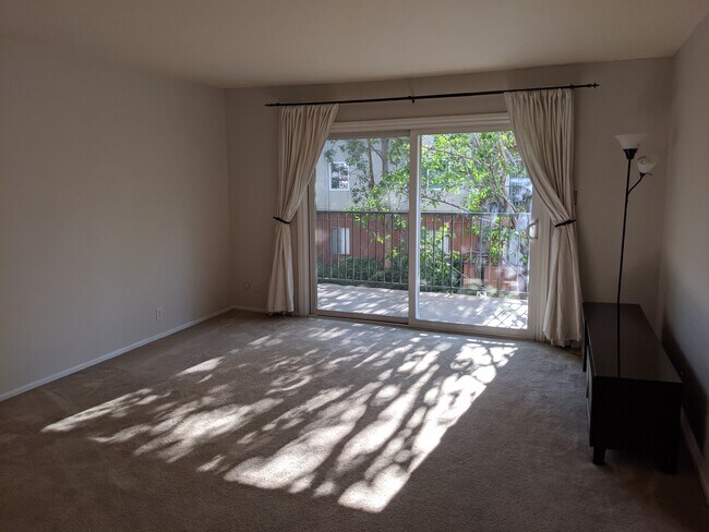 Primary Photo - 400 N Acacia Ave