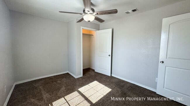 Building Photo - 755 W Knox St