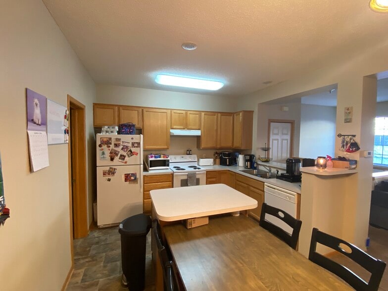 Building Photo - 848 Trenton Ln N