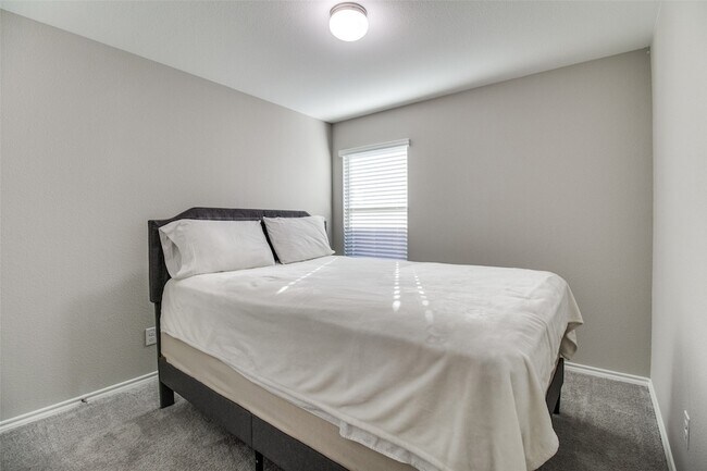 Building Photo - 11441 Silver Queen Dr