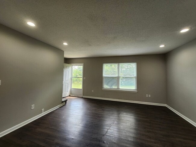Building Photo - 6221 Bonny Oaks Dr