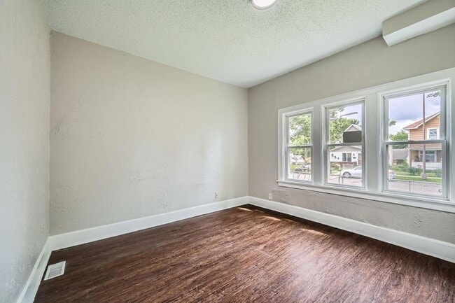 Building Photo - 911 Sims Ave