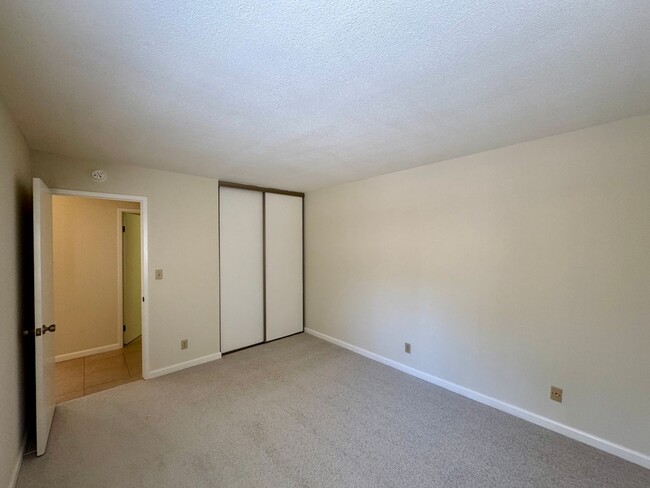 Building Photo - Spacious Townhouse in the Desired Bancroft...