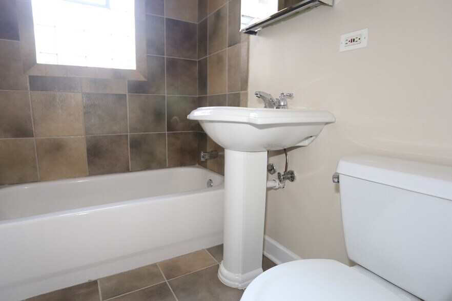 Building Photo - 3242 N Clifton Ave