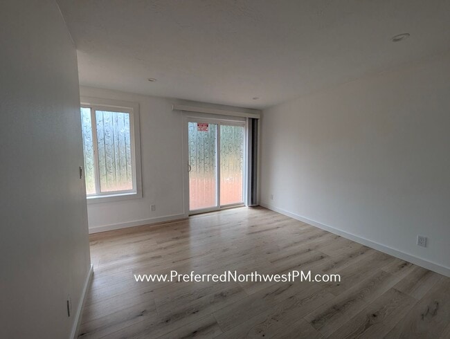Building Photo - Modern 1 Bedroom Unit With Utilities and WiFi Included