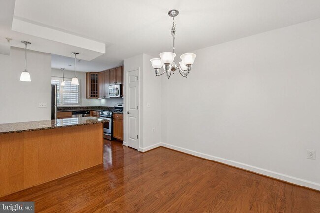 Building Photo - 4149 S Four Mile Run Dr