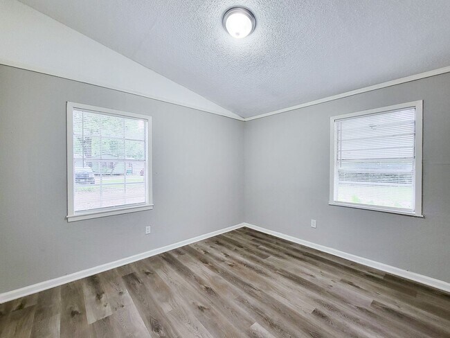 Building Photo - REMODELED AND UPDATED 4 BEDROOM 2 BATH LEA...
