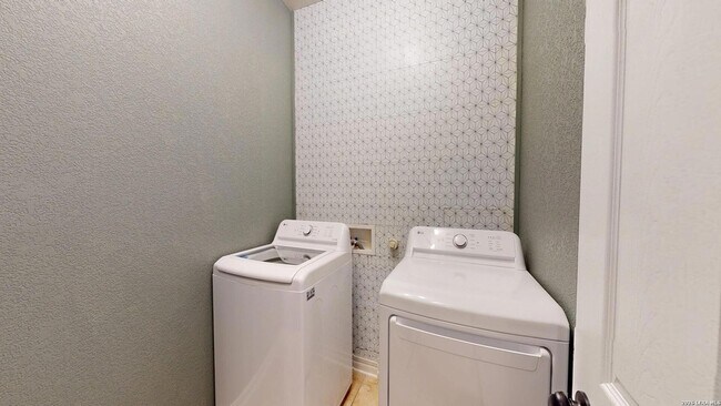 Building Photo - 101 Springtree Cliff