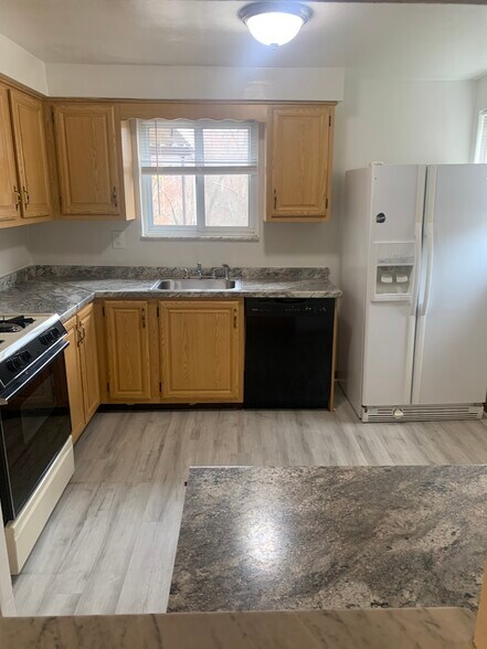 Building Photo - 827 Garlow Blvd