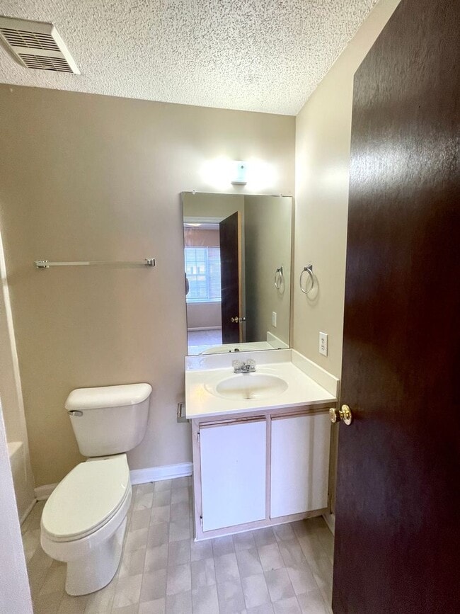 Building Photo - Minutes to Camp Lejeune! Pets with Owner Approval!