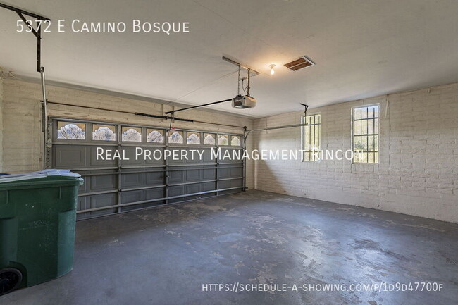 Building Photo - Location! Quintessential Tucson Classic is...