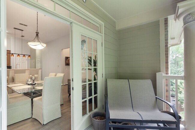 Building Photo - Gorgeous 3/2 Top Floor Condo w/ Private Vi...