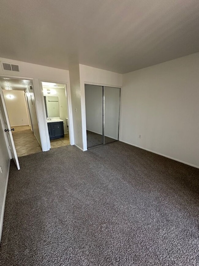 Building Photo - 2 Bedroom condo -w/d- Old Town Scottsdale/...