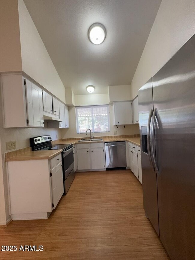 Building Photo - 433 Meadows Dr