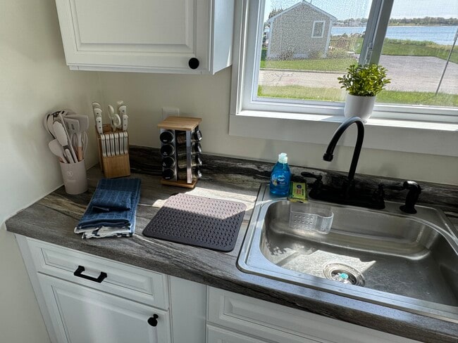 Building Photo - 11 Rapoza St