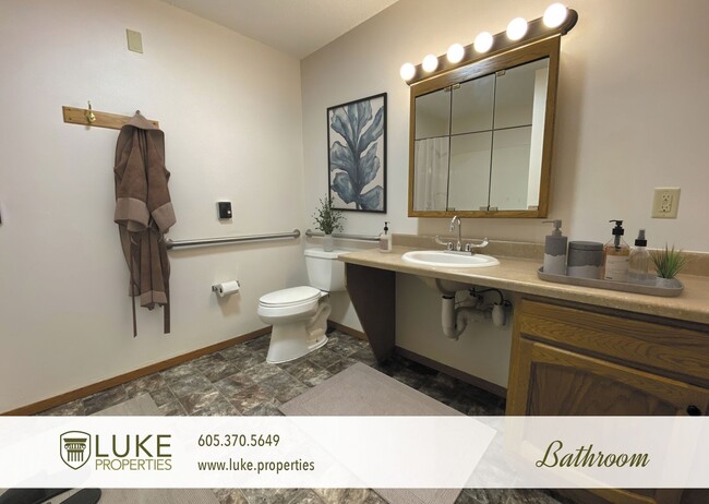 Building Photo - 138 N Sycamore Ave