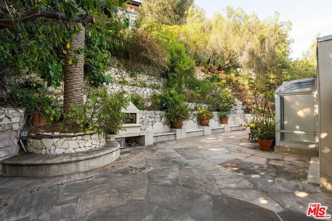Building Photo - 7887 Hillside Ave