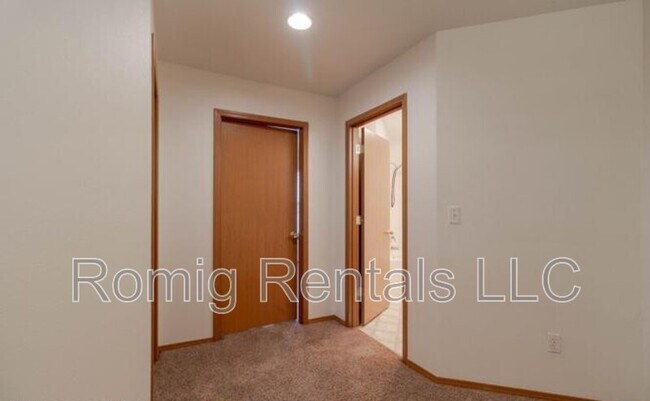 Building Photo - 8109 NE 36th Ct