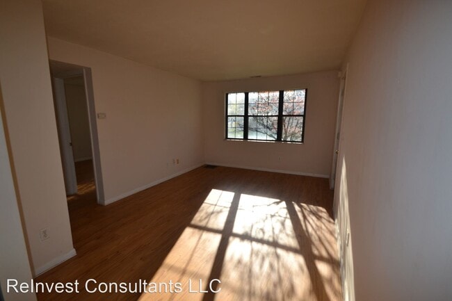 Building Photo - 2 br, 1 bath House - 1944 Chaucer Dr #B