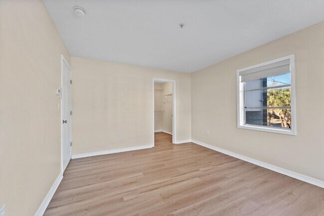 Building Photo - 406 W Azeele St