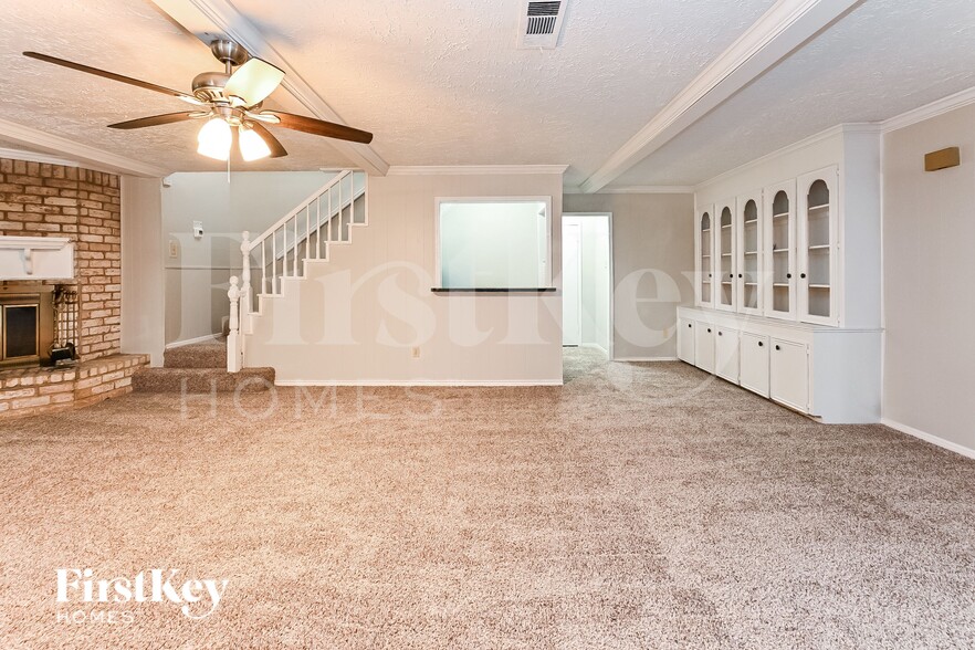 Building Photo - 16911 Memorial Oaks Ln
