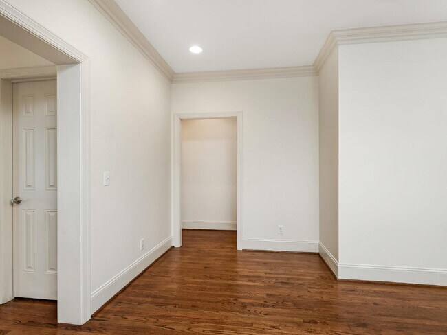 Building Photo - Super cute bungalow in Chantilly with rocking chair front porch!