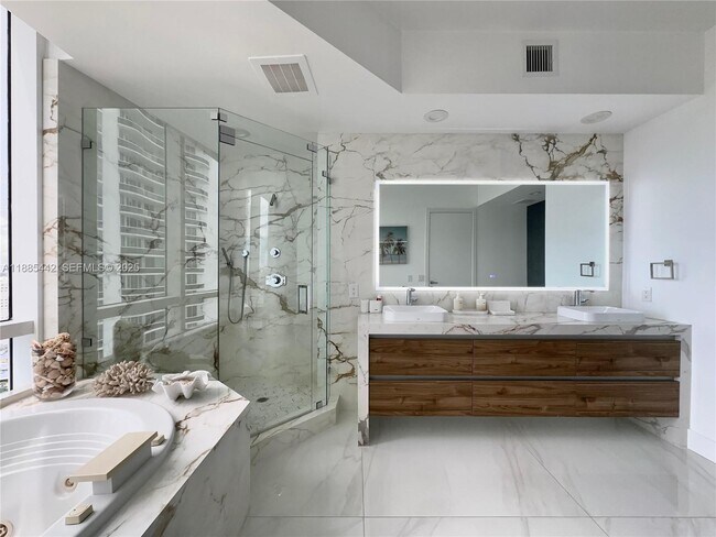 Building Photo - 15901 Collins Ave