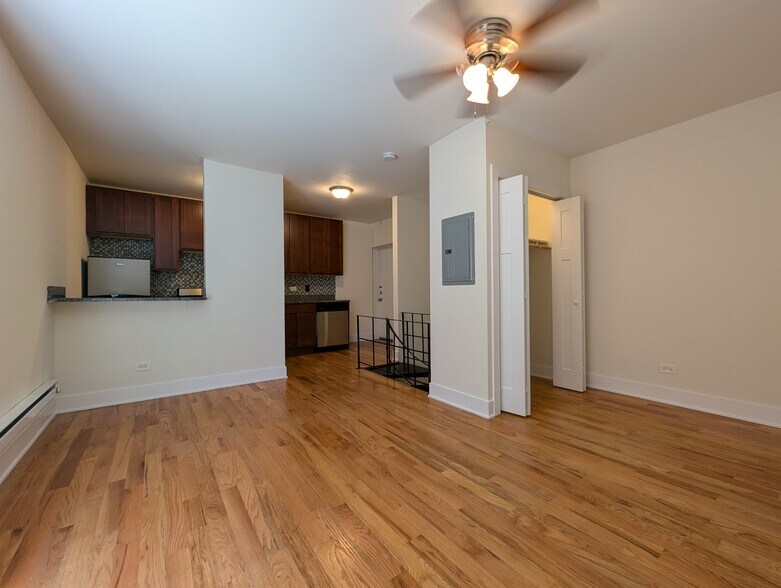 Building Photo - 813 W Cornelia Ave