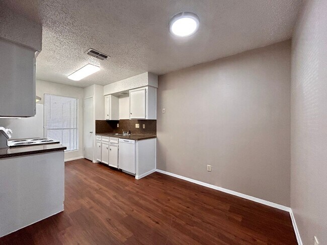 Building Photo - 1504 No Mor Cove