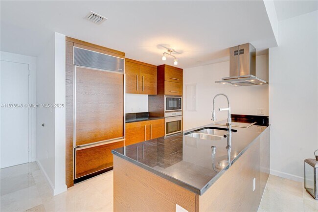 Building Photo - 495 Brickell Ave