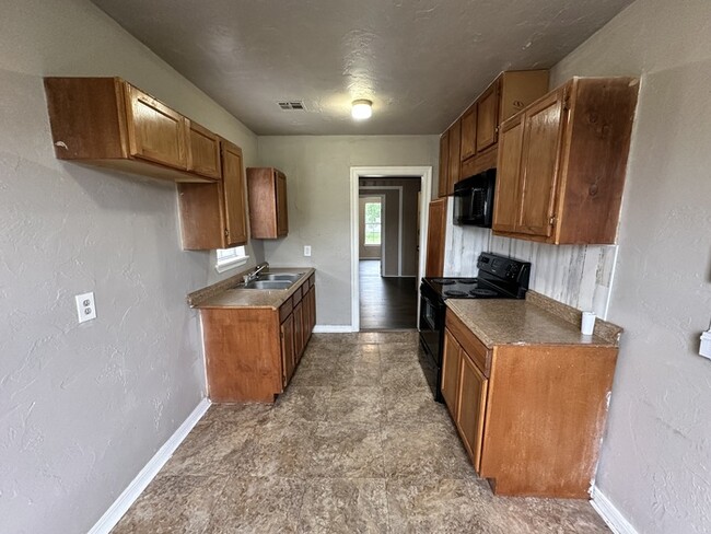 Building Photo - 2bed/2bath Home Available in OKC!