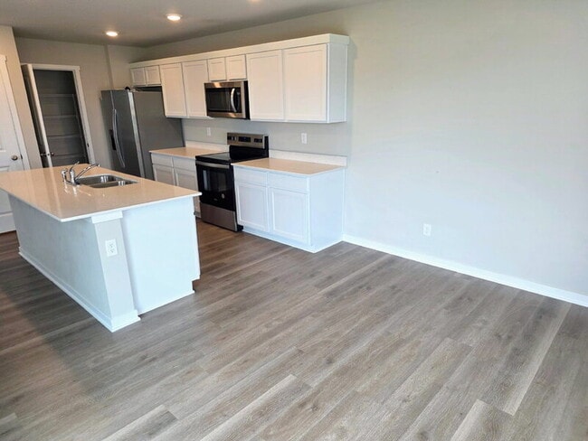 Building Photo - 655 NW Williamsburg Ln