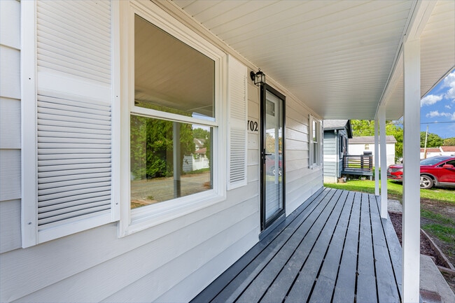 Building Photo - 702 E Park Ave