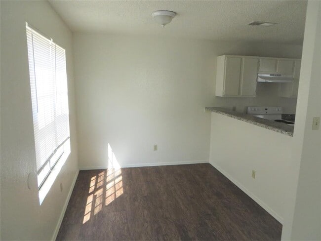 Building Photo - 2217 Katy Ln