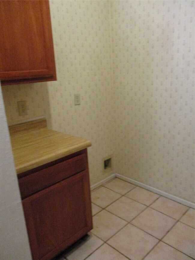 Building Photo - 19947 Mountain Dale Dr