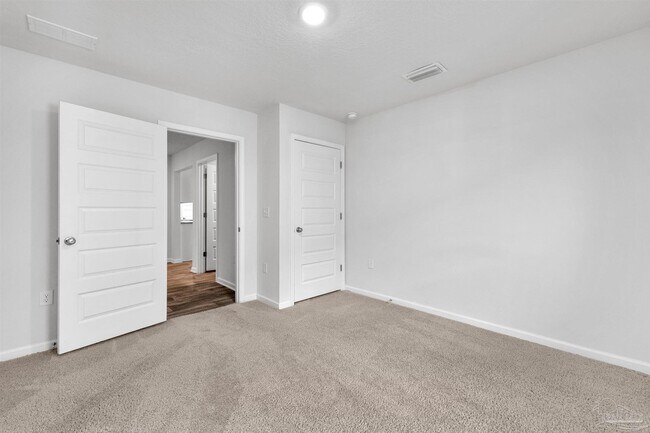 Building Photo - 5631 Guinevere Ln