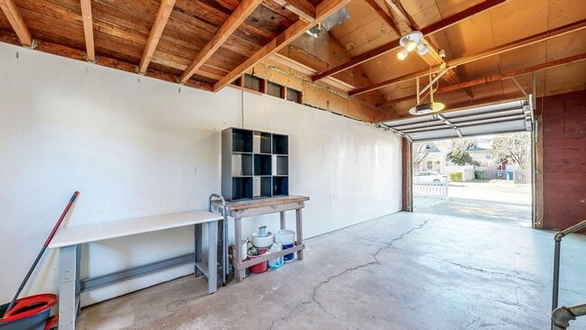 Building Photo - Delightful 2 Bedroom 1 Bath Unit with 1 Car Garage