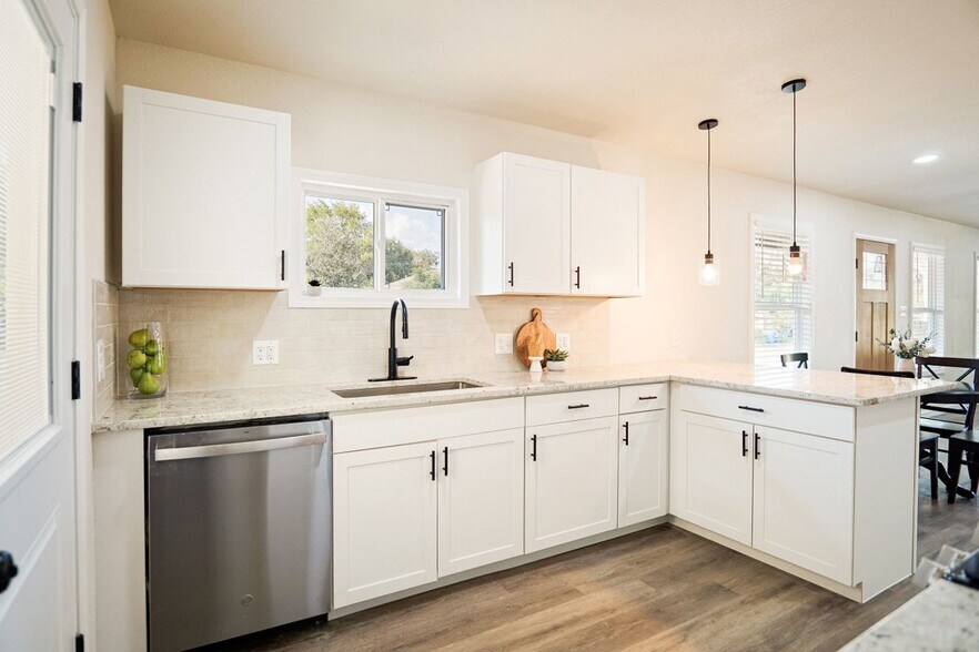 Building Photo - 462 Springwood Ln