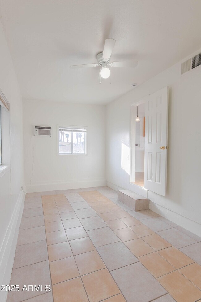 Building Photo - 2032 W Adams St