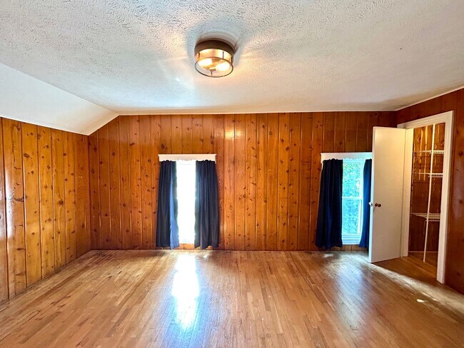 Building Photo - Spacious 4-Bedroom Home Near College Hill & Highland Park