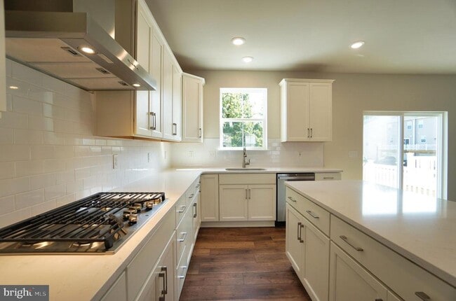 Building Photo - 4823 Lincoln Aly