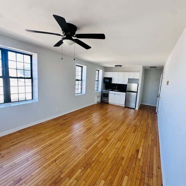 Building Photo - 890 W Beech St