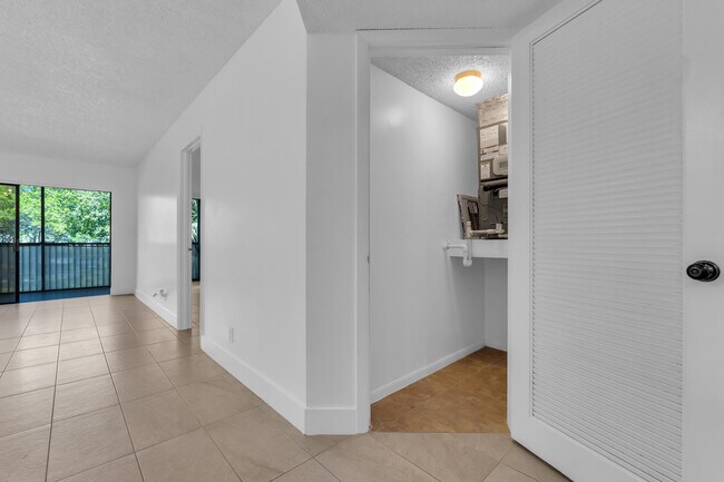 Building Photo - 1224 S Military Trail