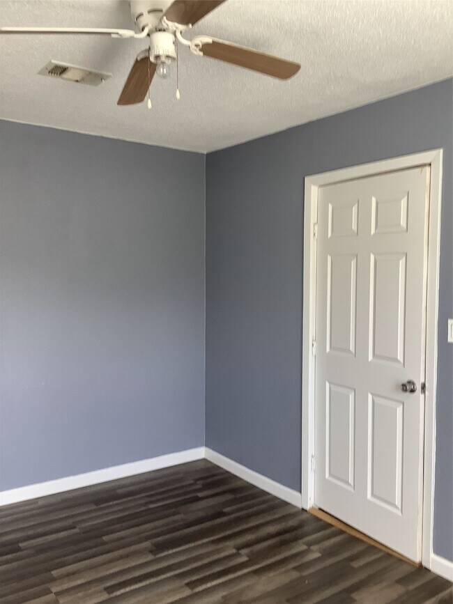 Building Photo - 715 S Market St