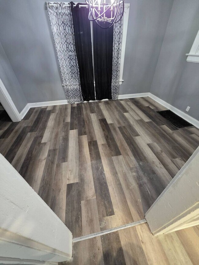 Building Photo - Charming 3-Bedroom Property in Prime Location