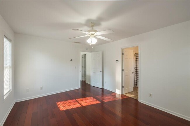 Building Photo - 1331 Memorial Dr SE